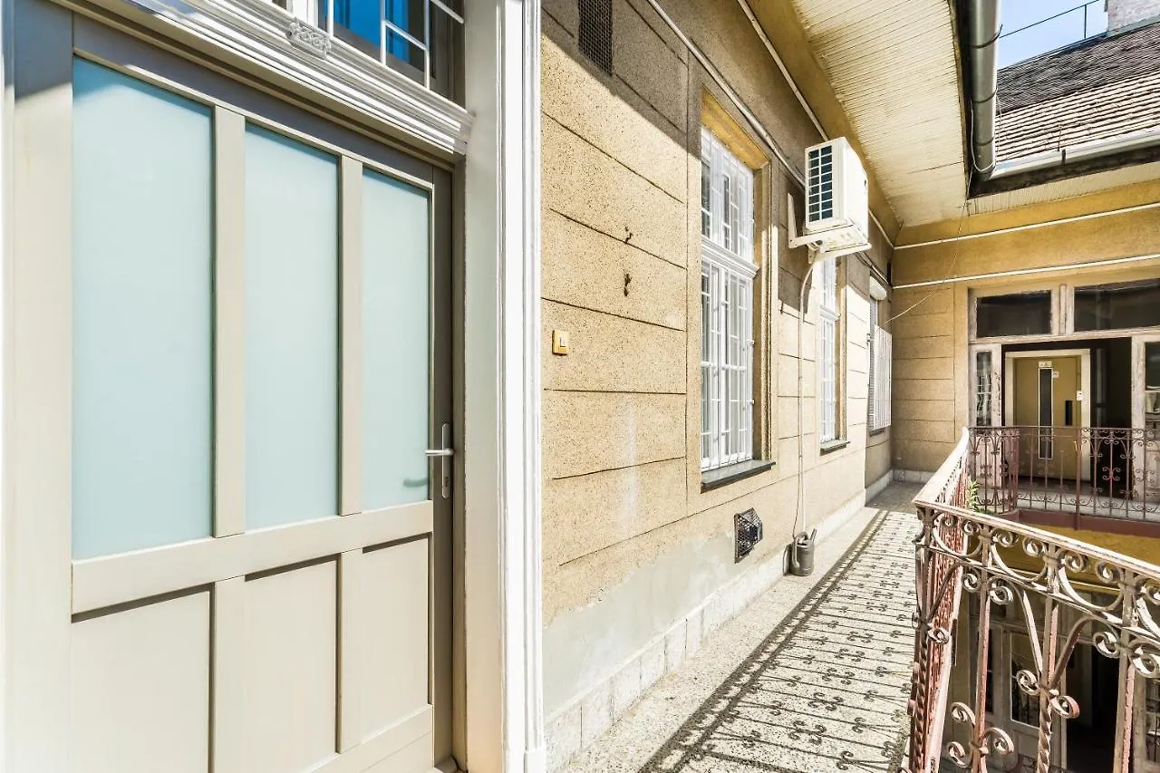 Appartement Sun-Splashed Retreat In The Heart Of A Vibrant Quarter Boedapest