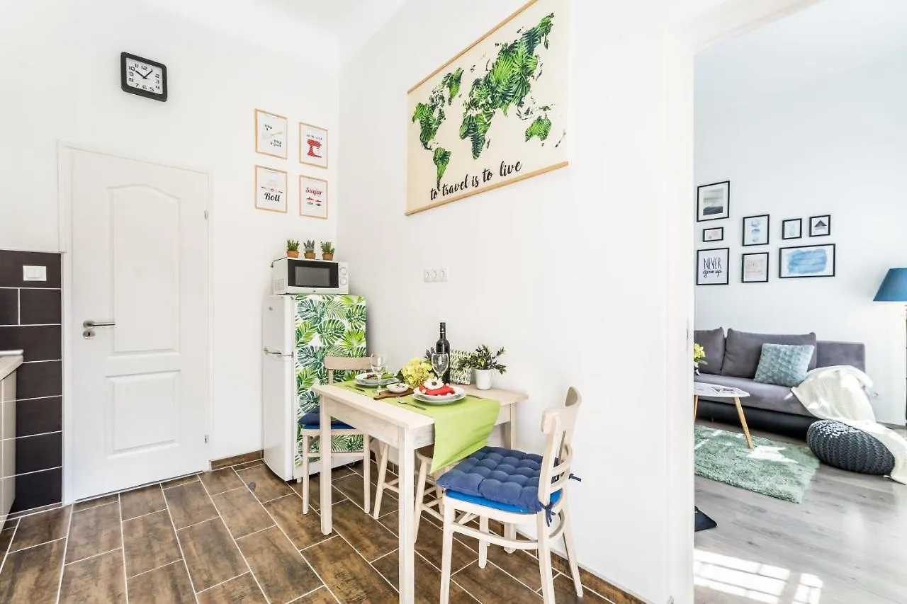 Appartement Sun-Splashed Retreat In The Heart Of A Vibrant Quarter Boedapest