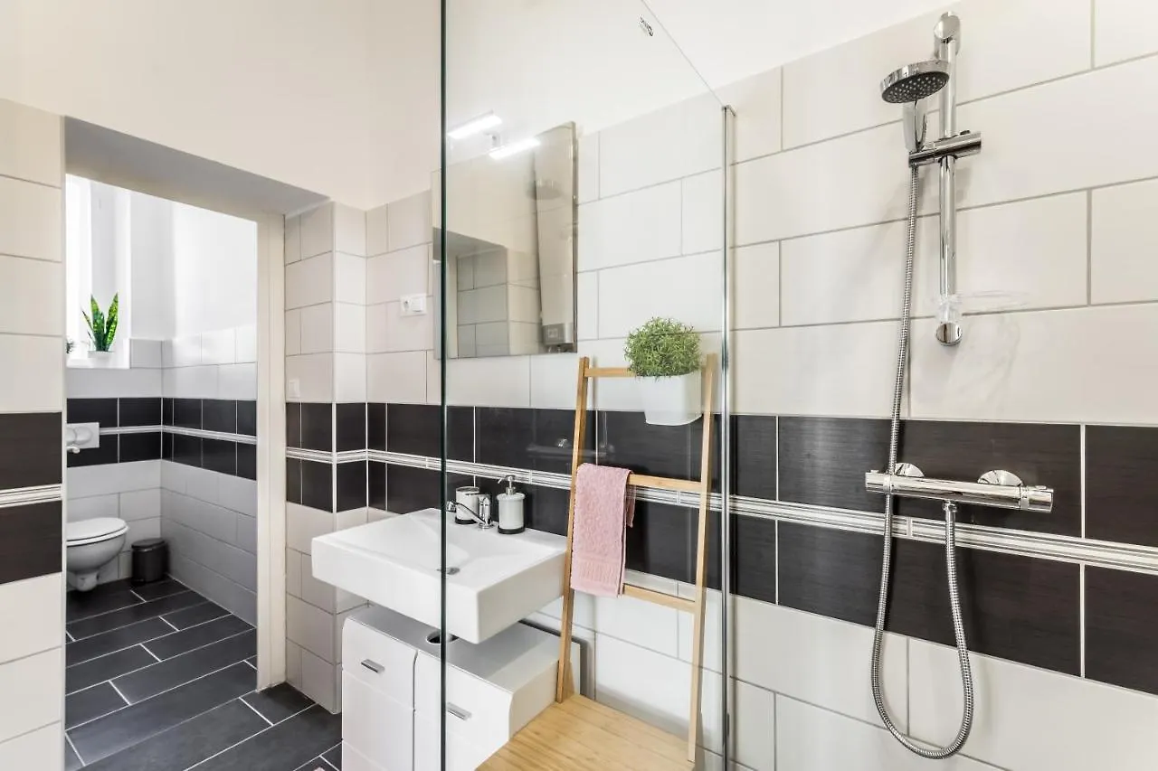 Appartement Sun-Splashed Retreat In The Heart Of A Vibrant Quarter Boedapest Hongarije