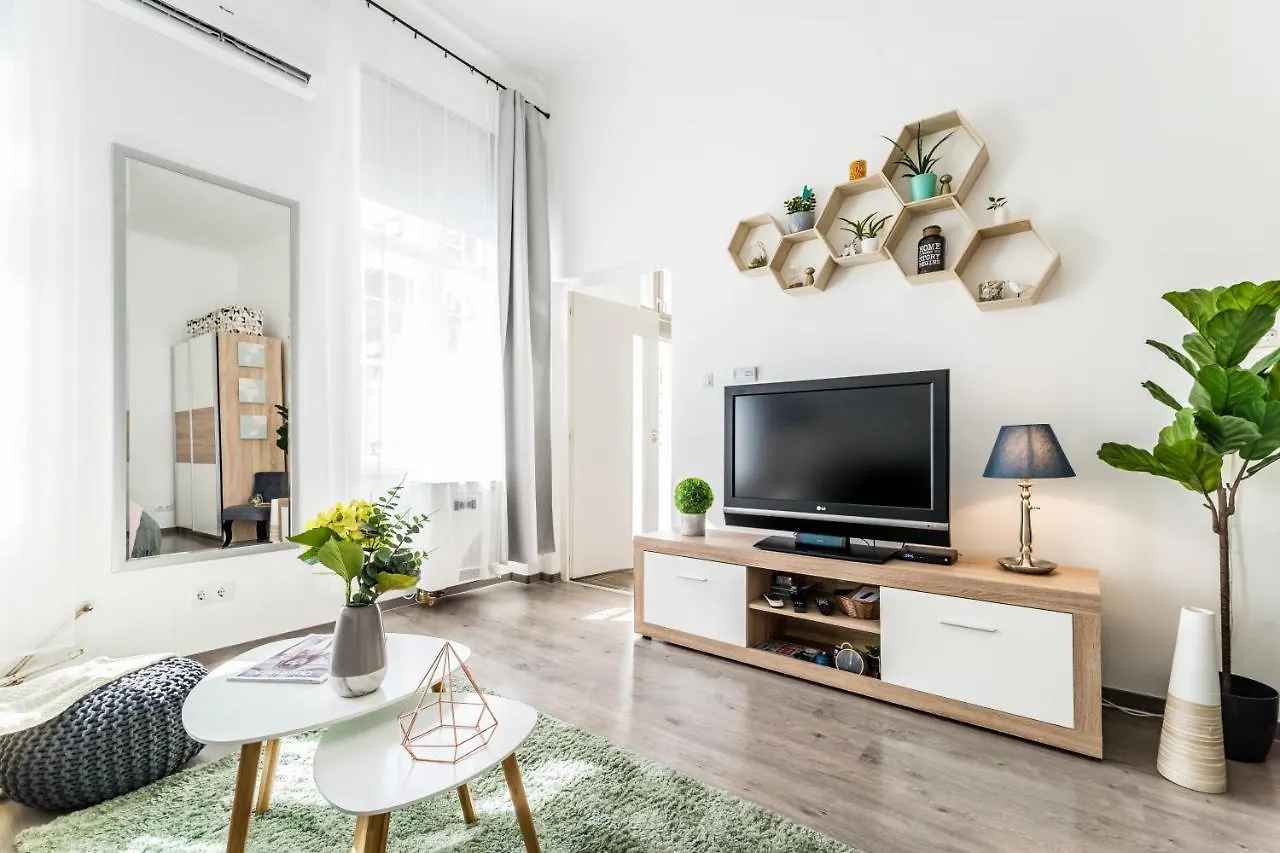Sun-Splashed Retreat In The Heart Of A Vibrant Quarter Budapest 0*,